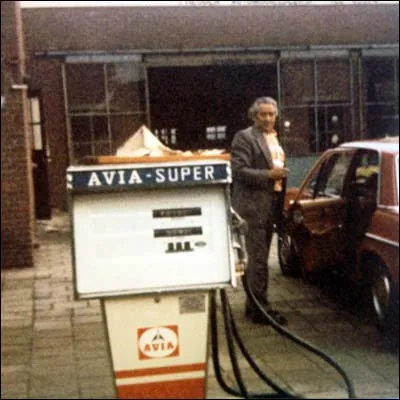 Marinus van der Heijden bij de AVIA-pomp voor de garage