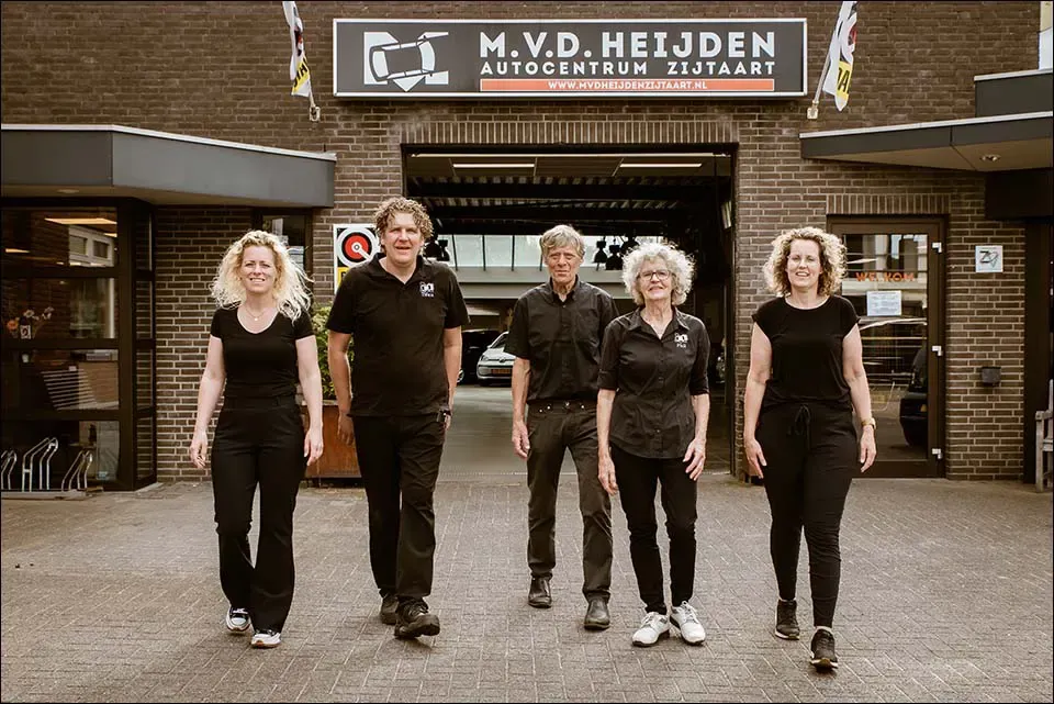 Het team van M. v.d. Heijden loopt voor het pand in Zijtaart, met de naam boven de ingang