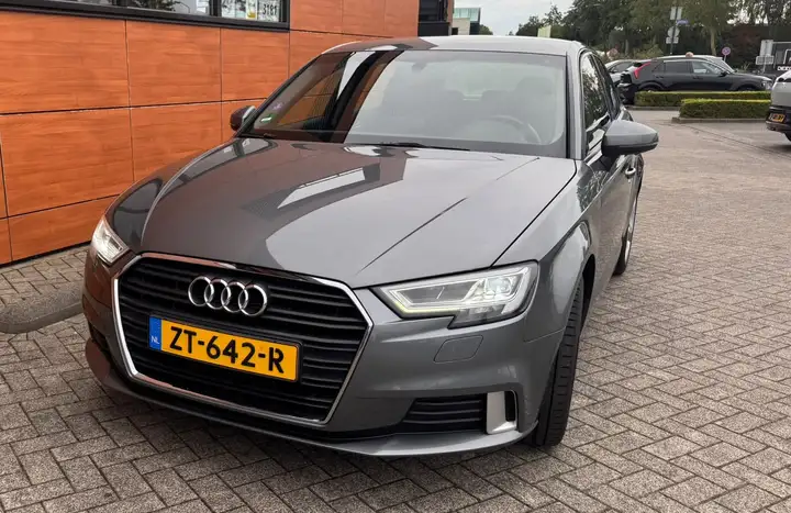 Audi A3 Sportback 1.0 TFSI voor het pand in Zijtaart