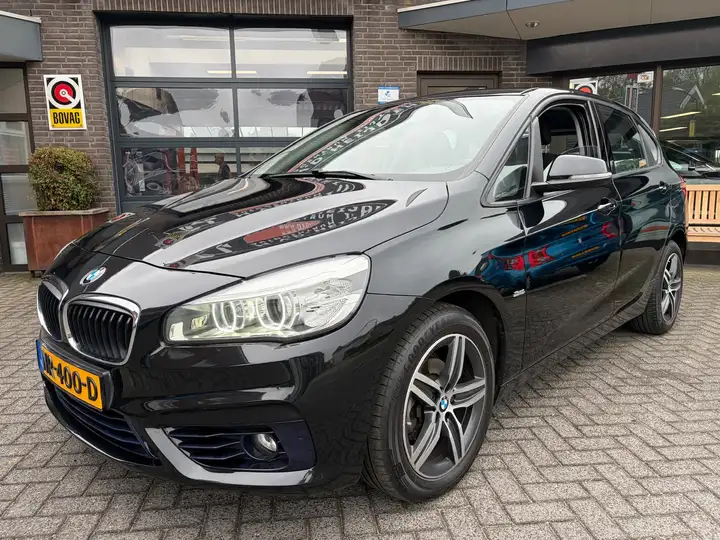 BMW 216i Active Tourer Executive voor het pand in Zijtaart
