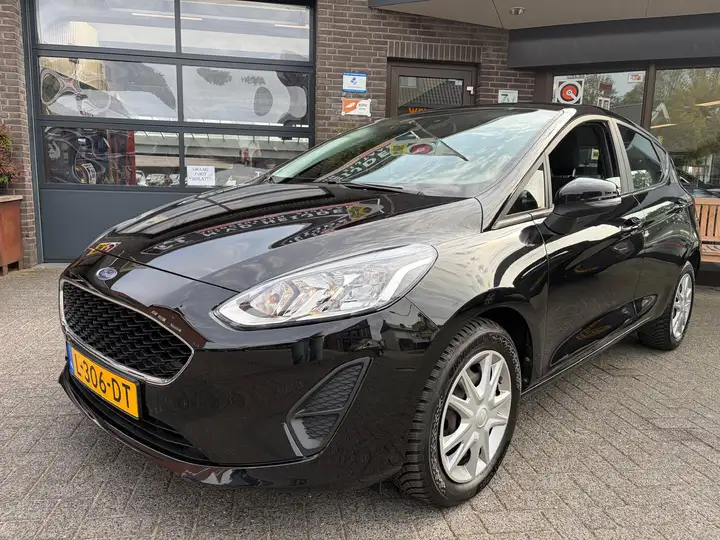 Ford Fiesta 1.0 EcoBoost Connected voor het pand in Zijtaart