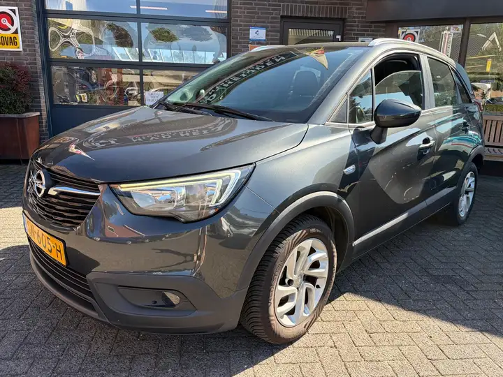 Opel Crossland X 1.2 Innovation voor het pand in Zijtaart