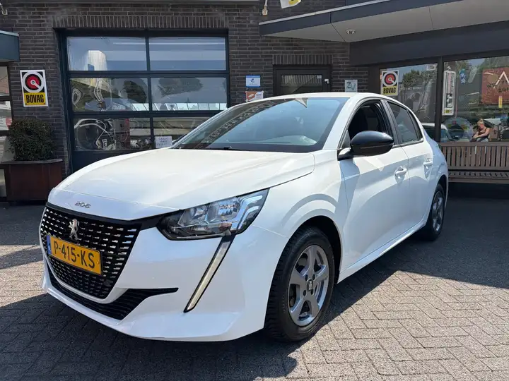Peugeot 208 1.2 PureTech voor het pand in Zijtaart