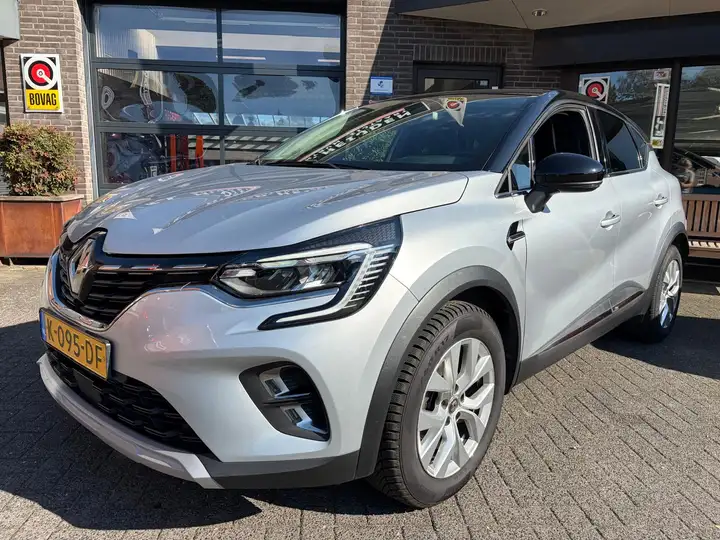 Renault Captur 1.0 TCe Intens voor het pand in Zijtaart