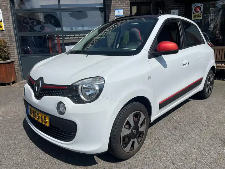 Renault Twingo 1.0 SCe Collection voor het pand in Zijtaart